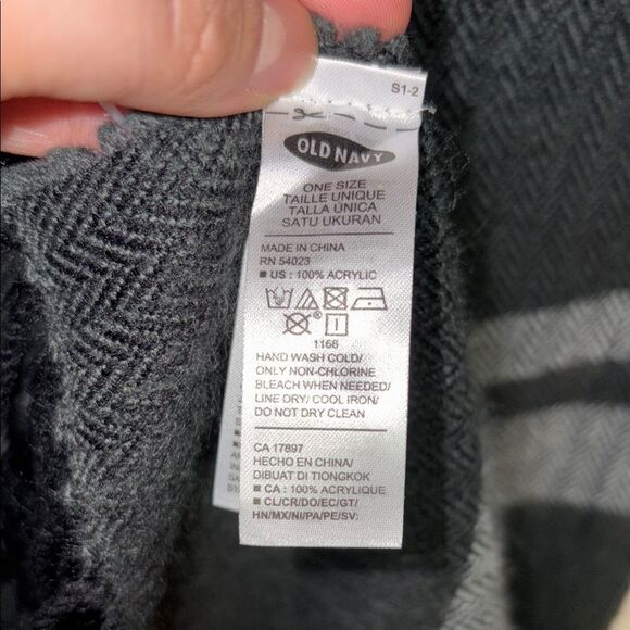 Old Navy Black and Gray Scarf - Picture 6 of 6